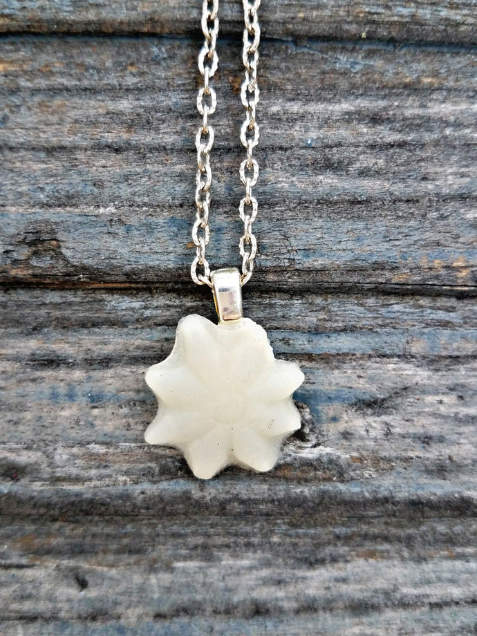 Small daisy necklace